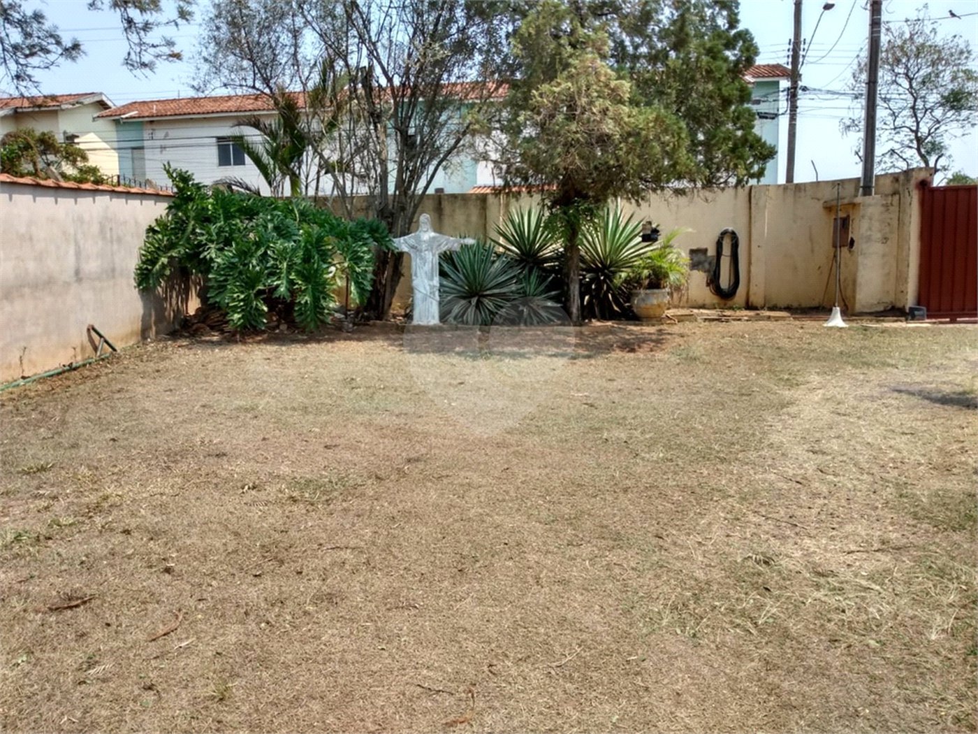 Casa Térrea com 3 dormitórios, sendo 1 suíte.