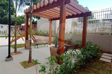Apartamento no Condomínio Parque dos Jacarandás.
