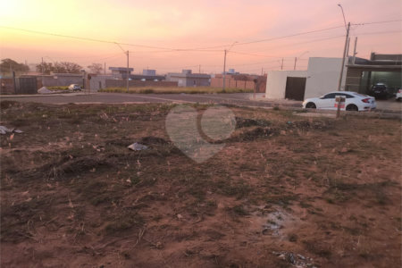 Terreno no Arcoville com 240 m²
