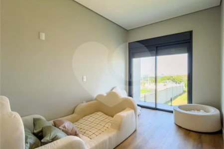 Indaiatuba - Condominio Villa Sapezal - 318 m² de Terreno - 230 m² de Área Construída - 3 suítes, sendo 1 Master com closet planejado - Sala de TV - Sala de estar integrada à Sala de jantar - Cozinha com móveis planejados - Despensa - Escritório planejado - Lavabo - Piscina com preparação para aquec