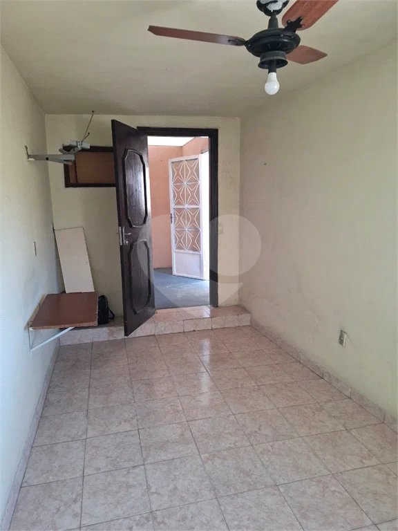 Ó TIMO CASA COM 3 QUARTOS E TERRAÇO EM CONTOMINIO FECHADO