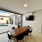 Indaiatuba - Sp - Condominio Maria Candida - R$ 2.250.000,00 - 3 suítes, sendo 1 master com closet e banheiro com duas cubas e dois chuveiros - Escritório - Piscina em Alvenaria aquecida e Hidro com Iluminação - Ar Condicionado instalado em todos os quartos, escritorio, sala e area gourmet