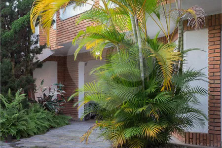 Casa à venda com 6 dormitórios, 3 suítes, piscina, área gourmet, hidromassagem, lareira, varanda e 6 vagas de garagem. Conforto e lazer para toda a família!