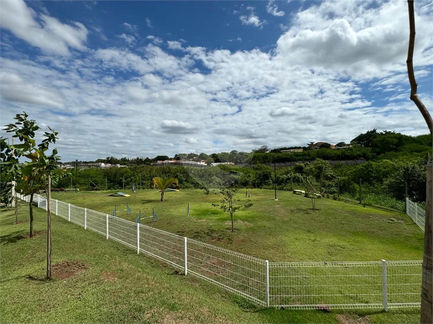 Casa térrea em estilo neoclássico com 3 suítes, no Condomínio Damha 2, na cidade de Piracicaba - SP.