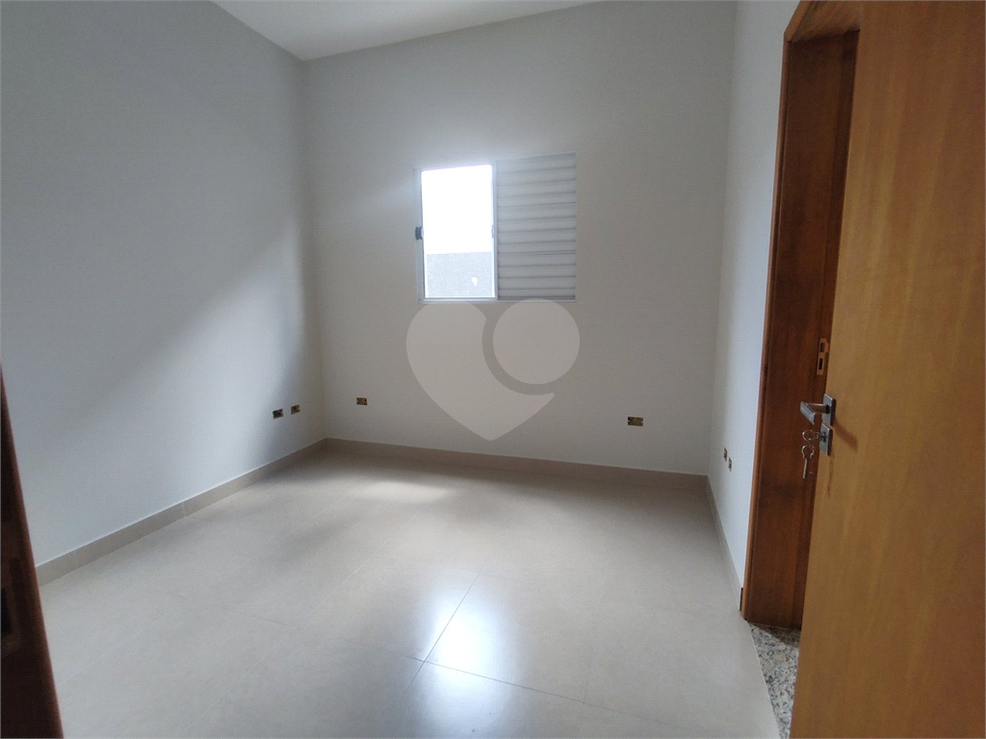 Casa térrea em Atibaia com 3 suítes, sala 2 ambientes, 2 vagas garagem, excelente localização, pronta para morar