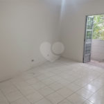 Apartamento super bem localizado, com 01 dormitório e armário embutido