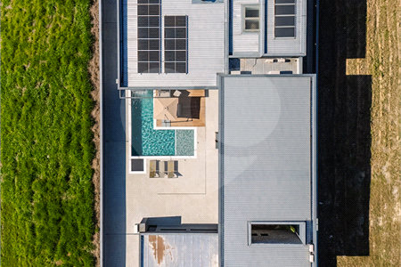 Indaiatuba - Quintas da Terracota - 1252 m² de terreno - casa térrea com 514 m² de área construída -3 vagas de garagem cobertas e 3 descobertas Lavabo - Sala de estar e jantar amplas e integradas - Escritório privativo - Cozinha toda equipada com geladeira, forno, micro-ondas, lava-louças,