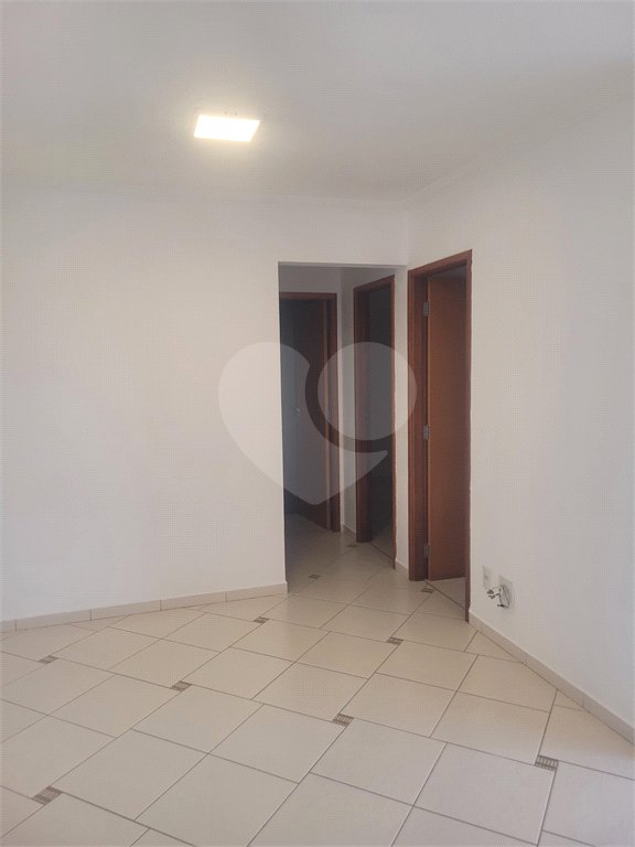 Indaiatuba - Venda - Apartamento no Condomínio Portal das Flores com 64 m², 3 dorms, sendo 2 com armários planejados, , WC social, cozinha planejada e totalmente integrada com a lavanderia, varanda, , 02 vagas de garagem. Excelente localização, a poucos metros do Shopping Polo, mercados, padaria,