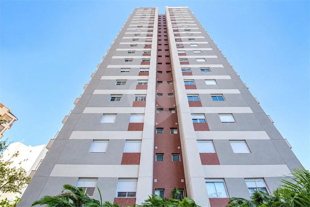 Apartamento de 127 m² em andar alto, com vista livre, 3 suítes planejadas, sacada gourmet envidraçada, 2 vagas e lazer completo, próximo ao Shopping Golden Square e à Avenida Kennedy.
