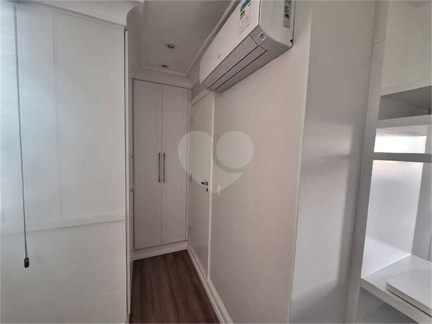 Apartamento para locação com 2 dormitórios, sendo 1 suíte com 02 vagas, totalmente climatizado nos 3 ambientes
