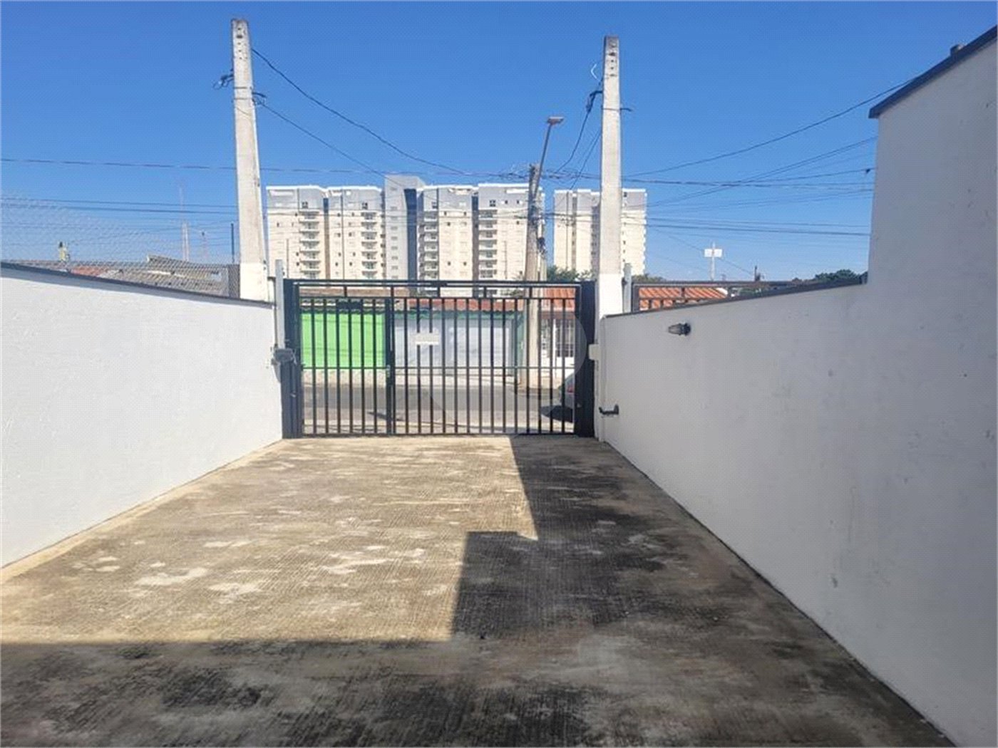 Indaiatuba - Sobrado para venda e Locação - Jardim Nely em Indaiatuba - R$ 425.000,00 - aceita parte em permuta - Bairro tranquilo com fácil acesso a rodovias, Shopping Polo Parque Mall - Assai, Polo shopping - Com duas suítes sendo uma com sacada, , lavabo. área de serviço , 2 vagas, portão ele
