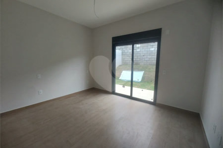 Casa exclusiva em Atibaia de alto padrão com 3 suítes, piscina, espaço gourmet, condomínio fechado, aceita financiamento