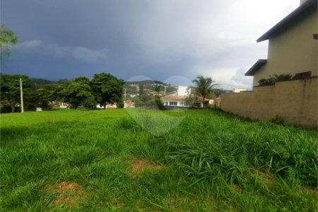 Lindo terreno de 450m², localizado no Condomínio Vilaggio Caprirccio