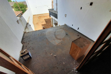 Casa térrea com 5 dormitórios, sendo 2 suítes.