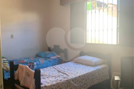Casa térrea com 3 dormitórios, sendo 1 suíte .