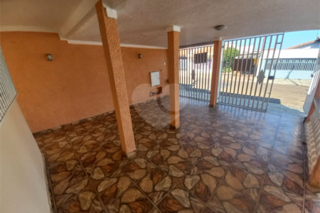 Casa térrea com 2 dormitórios.