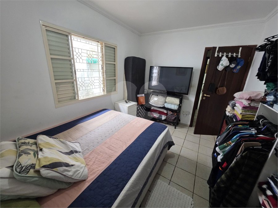 Casa térrea à venda no Douradinho com 2 quartos e edícula com mais dois quartos e 2 banheiros.