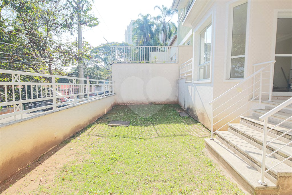 Casa à venda com 4 quartos, sendo 2 suítes, no condomínio Bristol Village, São Paulo - SP