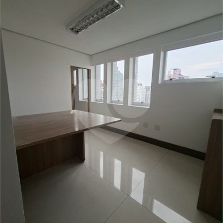 SALA COMERCIAL DE 90 M² COM 12 BAIAS, SALA DE REUNIÃO, AR-CONDICIONADO CENTRAL E 2 VAGAS!