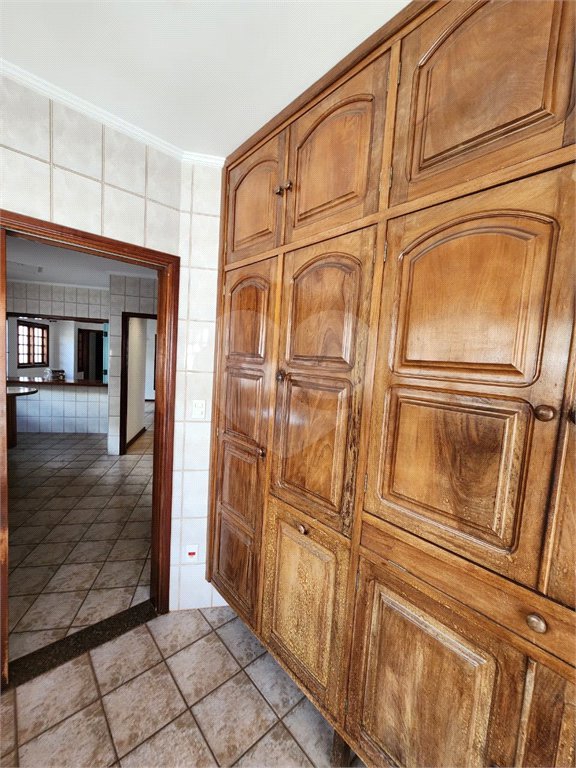 Casa Antiga, Charmosa e Muito Bem Localizada no Condomínio Faber Castell I á venda