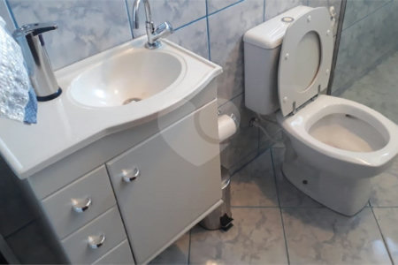 Sobrado com 3 dormitórios, sendo 2 suítes, uma delas master.