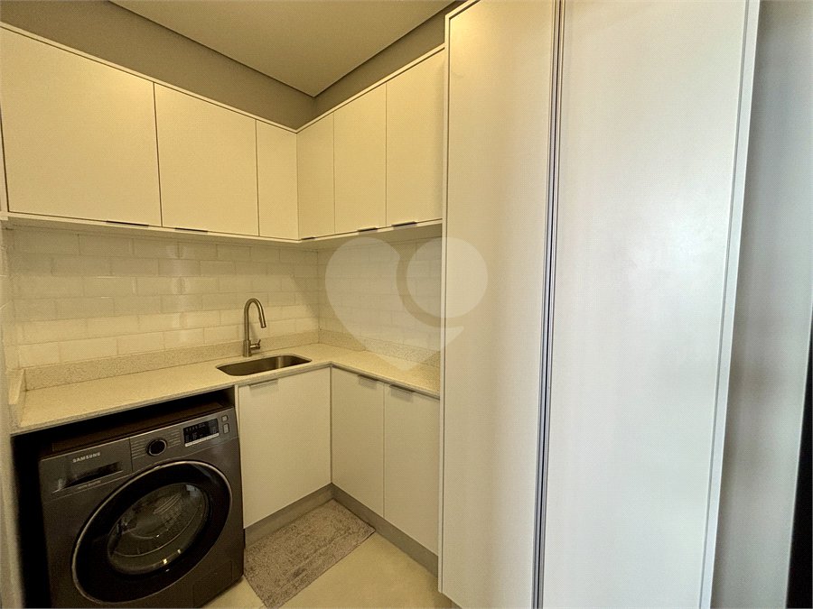 Indaiatuba - Sp - Condominio Maria Candida - R$ 2.250.000,00 - 3 suítes, sendo 1 master com closet e banheiro com duas cubas e dois chuveiros - Escritório - Piscina em Alvenaria aquecida e Hidro com Iluminação - Ar Condicionado instalado em todos os quartos, escritorio, sala e area gourmet