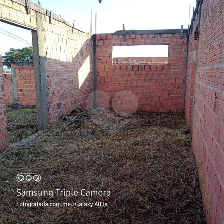 Terreno contendo 250,00 m² de área total.