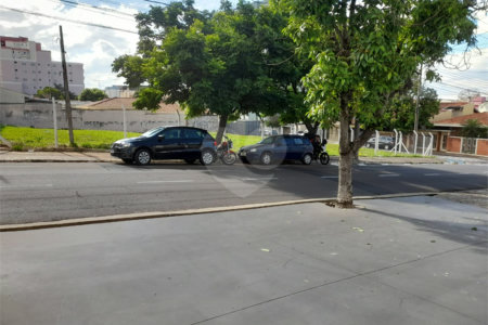 Imóvel Comercial na Rua Episcopal – Localização Estratégica em São Carlos