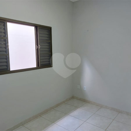 Casa Térrea com 2 dormitórios, sendo 1 suíte.