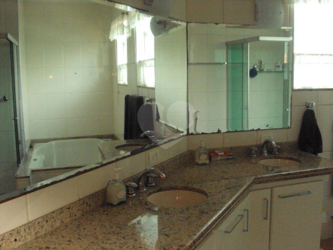 SOBRADO MARAVILHOSO A VENDA NO JARDIM FLORESTA (TREMEMBÉ) - 4 SUÍTES, PISCINA E 6 VAGAS DE GARAGEM