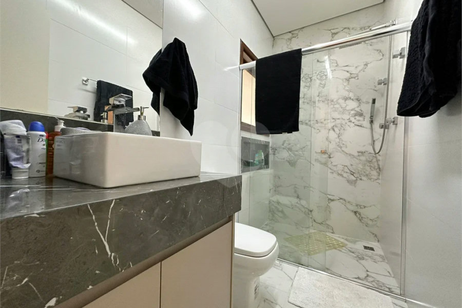 Casa à venda e locação no Condomínio Monte Alegre com 04 suítes.