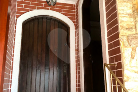 Sobrado com 234m², 3 dormitórios, sendo 1 suíte, 2 vagas, à venda na Vila Ema.
