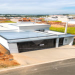 Indaiatuba- Jardim Bom Sucesso - Venda: R$ 765.000,00 - Área total: 150m² Área construída: 115m² - 3 dormitórios sendo 1 suíte com armário planejado; Cozinha integrada; Sala para dois ambientes; Banheiros com box gabinetes e espelhos; Área gourmet com churrasqueira a carvão e móveis planejados;