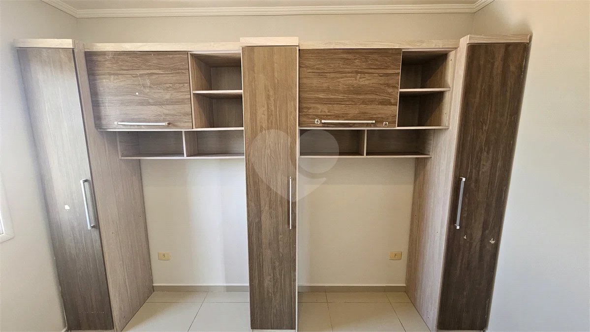 Apartamento Locação Condomínio Anguri com 02 dormitórios com Ar e Sacada