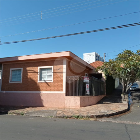 Linda casa no centro com 3 quartos.