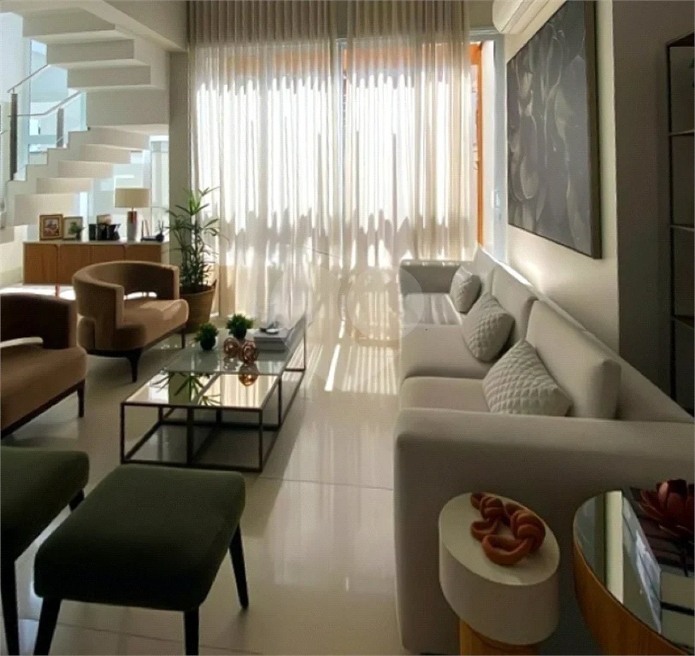 Casa de Alto Padrão em Condomínio com 4 suítes.