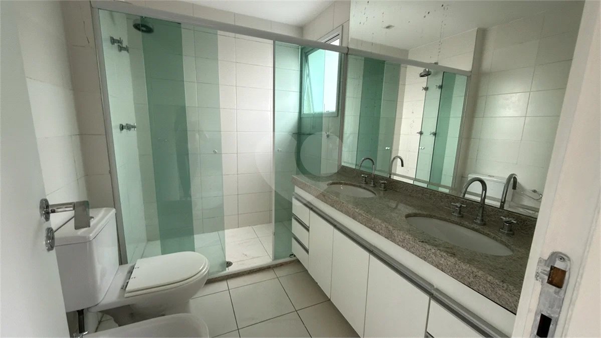 Apartamento de 155 m² com 4 dormitórios, varanda e 2 vagas de garagem. Condomínio com piscinas adulto, infantil e aquecida, lazer e portaria 24 horas.