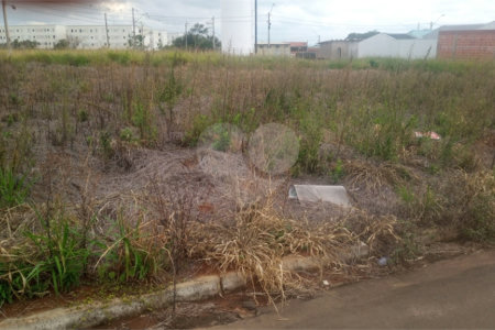 Lote no Jardim do Bosque, aceita financiamento ou aquisição de terreno e construção .