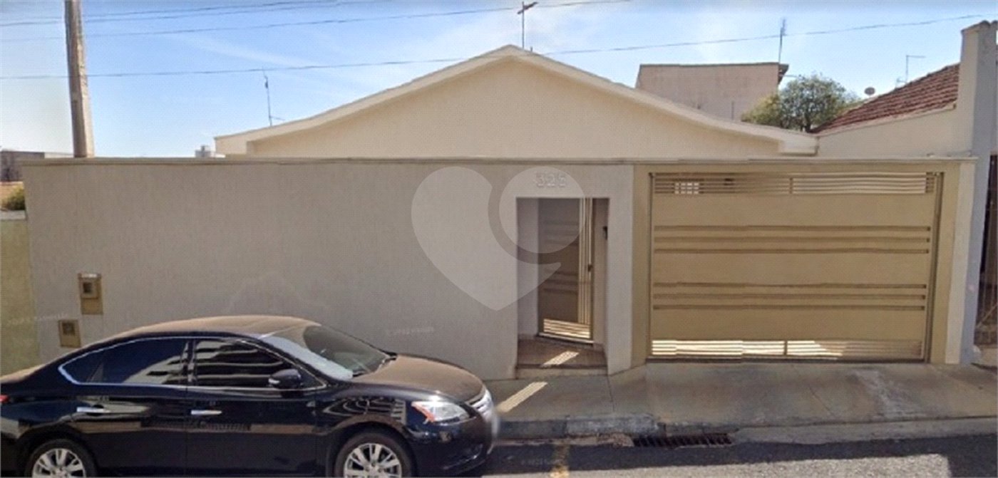 Casa térrea com 2 dormitórios, sendo 1 suíte.