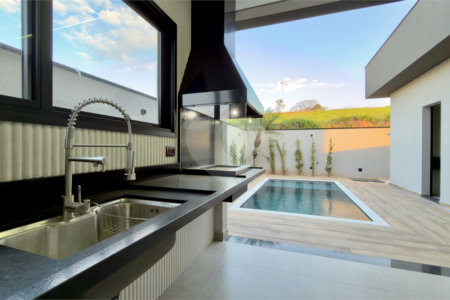 Casa térrea 3 dormitórios (3 suítes), espaço gourmet, piscina, 2 vagas garagem, condomínio fechado com ampla área lazer
