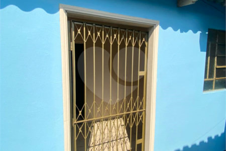 Casa Térrea com 3 dormitórios, sendo 2 suítes.