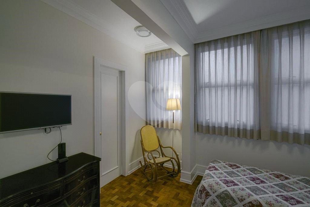 Apartamento Reformado à Venda em Higienópolis com Suíte Master e Projeto Assinado por Rino Levi