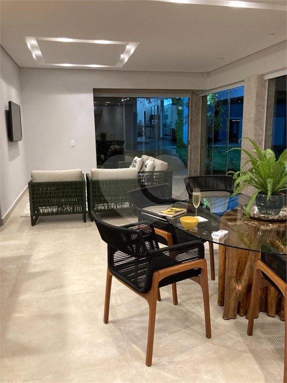 Chácara no Condomínio Vale das Laranjeiras em Indaiatuba SP - Venda - R$ 3,600.000,00 - Locaçao - R$ 30.000,00 mais encargos - Linda, espaçosa, aconchegante, acabamento de alto padrão em rua tranquila e arborizada, em um dos Condomínios mais valorizados de Indaiatuba. Com fácil acesso as principa