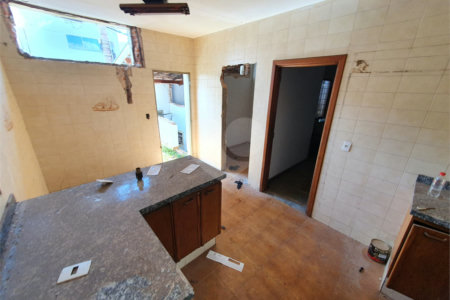 Casa térrea com 5 dormitórios, sendo 2 suítes.