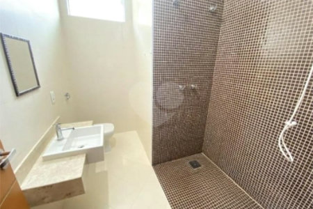 Casa à venda com 3 dormitórios, sendo 1 suite e ampla área de lazer no Jardim Brasil
