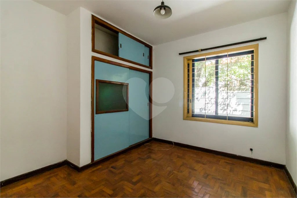 Casa à venda em Moema de 280m² com 4 dormitórios, sendo 1 suíte e 2 vagas de garagem.