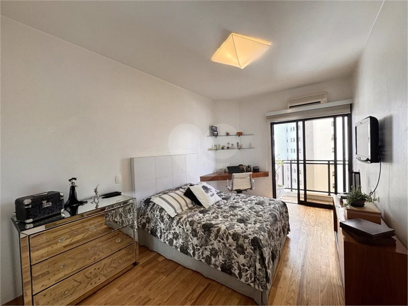 Higienópolis: Apartamento de 350 m2, 4 suítes, 5 vagas.