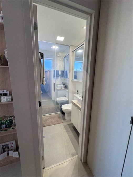 Apartamento á venda de 81m2 no Ipiranga com 2 dorms, 2 suítes, 3 banheiros, 2 vagas. Estuda permuta.
