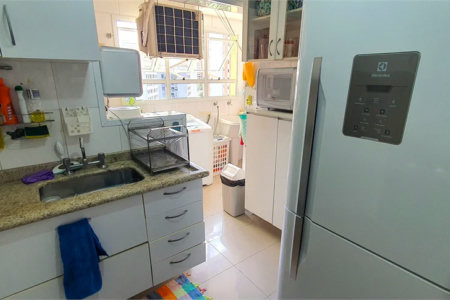 Apartamento luxuoso com 130m2, 3 suítes, 4 vagas.