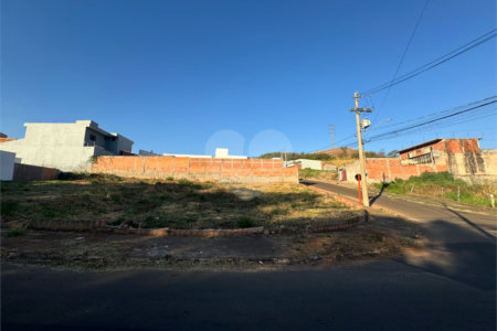 Terreno de 277m2 á venda em São Carlos.